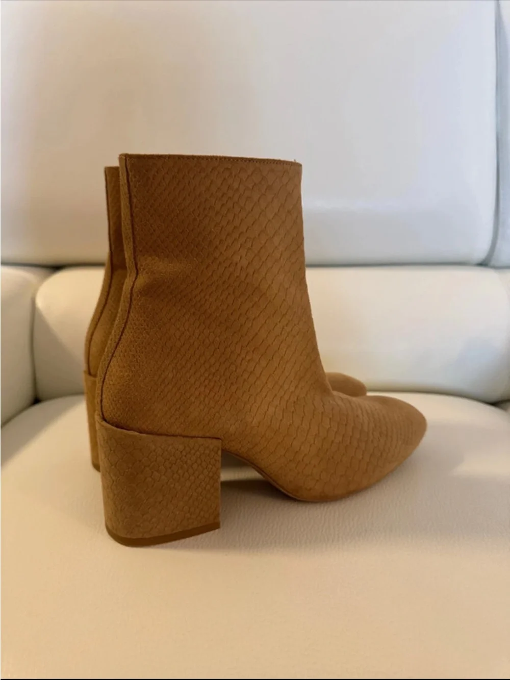 FREE PEOPLE WOMEN’S TAN SUEDE BLOCK HEEL ANKLE BOOTS